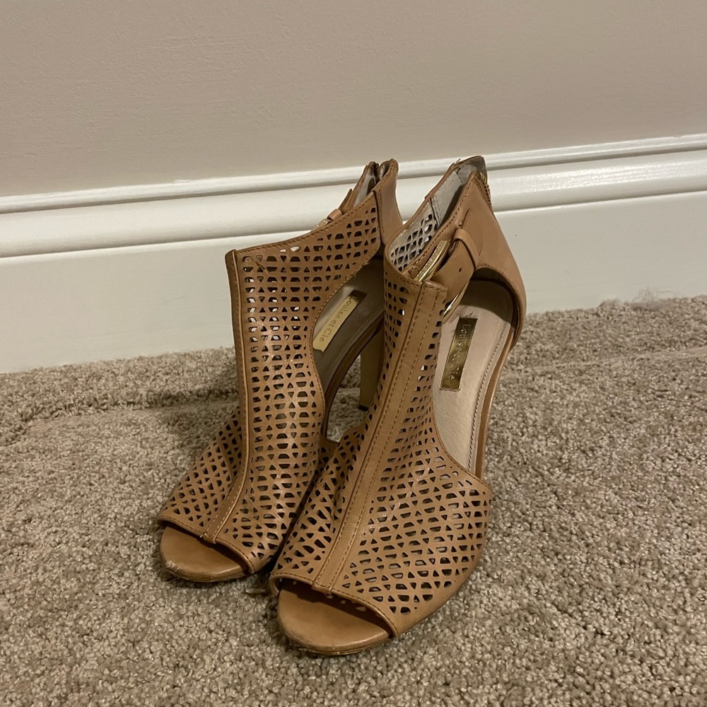 Louise et Cie Olivia Cutout Peep Toe Tan Leather Heels